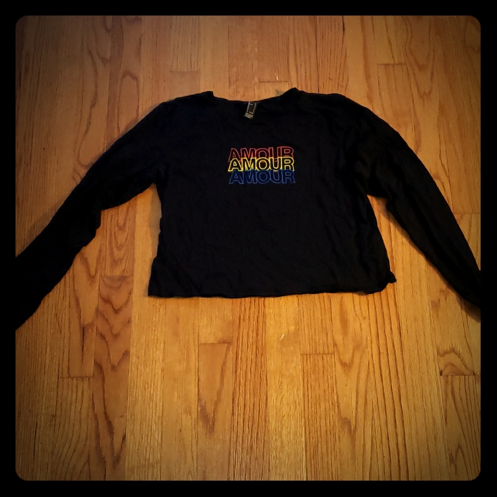 Cropped black shirt.